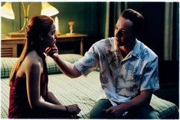 L-R: Heather (Mena Suvari), Oz (Chris Klein)
