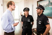 Tarik (Serhat Cokgezen, r.) und Claudia (Janette Rauch) suchen die Tochter von Dieter Schr&ouml;der (Oliver Brod, l.), die in Verdacht steht, einen Wagen gestohlen zu haben.