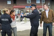 Samira (Almila Bagriacik, 2.v.l.) will auf Freddy Eilrich (Oliver Breite, r.) losgehen, der schuld daran ist, dass ihr Bruder bei einem Gerangel mit ihm von einem Auto erfasst wurde. Franzi (Rhea Harder-Vennewald, l.) und Hans (Bruno F. Apitz, 2.v.r.) versuchen, sie zu beruhigen.