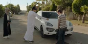 Zack (Thomas Chomel, r.) lernt bei einem Zusammenprall mit einem Porsche die Jugendlichen Moza (Razan Nassar, l.) und deren Bruder Salem (Zak Robertson, M.) kennen. Zack (Thomas Chomel, r.) lernt bei einem Zusammenprall mit einem Porsche die Jugendlichen Moza (Razan Nassar, l.) und deren Bruder Salem (Zak Robertson, M.) kennen.