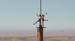 Bilder f&uuml;r die Follower: Becky (Grace Caroline Currey, l.) und Hunter (Virginia Gardner, r.) posten Bilder von ihrem erfolgreichen Aufstieg auf den B67-Tower.