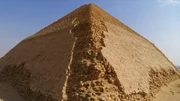 Bauprobleme sind verantwortlich für die einzigartige Form von König Snofrus Knickpyramide. Bauprobleme sind verantwortlich für die einzigartige Form von König Snofrus Knickpyramide.
