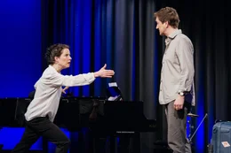 Schauspielerische Wucht in Kombination mit fulminanter Musikalit&auml;t und ungebremster Lust am Skurrilen, das sind die Komponenten, aus denen das neue Ensemble der Lach- und Schie&szlig;gesellschaft gestrickt ist.