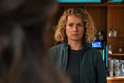 Die Frau des Opfers, Maike Langer (Cornelia Gr&ouml;schel), wird zu dem Tod ihres Mannes befragt &ndash; hat sie etwas zu verbergen?