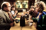 Matilda (Mara Wilson 2.v.l.) ist ein Kind von bemerkenswerter Intelligenz und mit au&szlig;ergew&ouml;hnlichen, telekinetischen Begabungen gesegnet, doch leider sind ihre egoistischen, d&uuml;mmlichen Eltern (Danny DeVito, l. und Rhea Perlman, r.), viel mehr mit sich und dem Fernseher besch&auml;ftigt, als zu bemerken, dass Matilda ein Genie ist ...