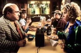 Matilda (Mara Wilson 2.v.l.) ist ein Kind von bemerkenswerter Intelligenz und mit au&szlig;ergew&ouml;hnlichen, telekinetischen Begabungen gesegnet, doch leider sind ihre egoistischen, d&uuml;mmlichen Eltern (Danny DeVito, l. und Rhea Perlman, r.), viel mehr mit sich und dem Fernseher besch&auml;ftigt, als zu bemerken, dass Matilda ein Genie ist ...