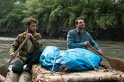Die Backpacker Yossi (Daniel Radcliffe, l.) und Kevin (Alex Russell, r.) wollen zu zweit auf einem selbstgebauten Flo&szlig; den Dschungel durchqueren.