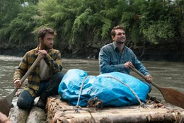 Die Backpacker Yossi (Daniel Radcliffe, l.) und Kevin (Alex Russell, r.) wollen zu zweit auf einem selbstgebauten Flo&szlig; den Dschungel durchqueren.