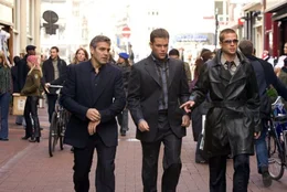 Wollen innerhalb von zwei Wochen drei schier unm&ouml;gliche Diebst&auml;hle in Europa begehen: Rusty Ryan (Brad Pitt, r.), Danny Ocean (George Clooney, l.) und Linus Caldwell (Matt Damon, M.) ...