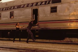 Sarah Lewis (Sandra Bullock) und Ben Holmes (Ben Affleck) versuchen, ihren Zug zu erwischen.