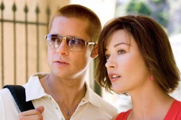 Die Interpol-Agentin Isabel Lahiri (Catherine Zeta-Jones) jagt 'Ocean's Twelve'. Doch wei&szlig; sie, dass auch Rusty Ryan (Brad Pitt) zum Team geh&ouml;rt?