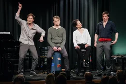Schauspielerische Wucht in Kombination mit fulminanter Musikalit&auml;t und ungebremster Lust am Skurrilen, das sind die Komponenten, aus denen das neue Ensemble der Lach- und Schie&szlig;gesellschaft gestrickt ist.