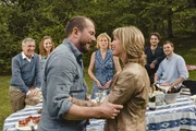 Hilke (Valerie Niehaus) und Franz (Martin Lindow)  wollen der gesamten Familie (Rudolf Kowalski, Amelie Plaas-Link, Maren Kroymann, Oliver Wnuk, Frederic Linkemann) eine Neuigkeit verk&uuml;nden.
