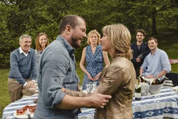 Hilke (Valerie Niehaus) und Franz (Martin Lindow)  wollen der gesamten Familie (Rudolf Kowalski, Amelie Plaas-Link, Maren Kroymann, Oliver Wnuk, Frederic Linkemann) eine Neuigkeit verk&uuml;nden.