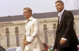 L-R: Rusty Ryan (Brad Pitt), Gauner Danny Ocean (George Clooney)