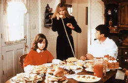 Jessie (Alyson Hannigan, l.) und Steve (Dan Aykroyd, r.) wundern sich &uuml;ber die ungew&ouml;hnlichen F&auml;higkeiten von Celeste (Kim Basinger, M.).