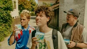 Aydin (David Ali Rashed, l.), BlaBla (Sebastian Jakob Doppelbauer, r.), Carlo (Jeremias Meyer, M.) stehen vor einem baufälligen Haus und träumen von den eigenen vier Wänden – ein Ort, der irgendwann mehr sein soll als ein Gebäude. Aydin (David Ali Rashed, l.), BlaBla (Sebastian Jakob Doppelbauer, r.), Carlo (Jeremias Meyer, M.) stehen vor einem baufälligen Haus und träumen von den eigenen vier Wänden – ein Ort, der irgendwann mehr sein soll als ein Gebäude.
