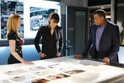 Catherine (Marg Helgenberger, li.), Wendy Simms (Liz Vassey) und Langston (Laurence Fishburne) gleichen ihre Ermittlungsergebnisse ab. Catherine (Marg Helgenberger, li.), Wendy Simms (Liz Vassey) und Langston (Laurence Fishburne) gleichen ihre Ermittlungsergebnisse ab.