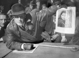 Der Schr&auml;nker (Gustaf Gr&uuml;ndgens), Anf&uuml;hrer und Ankl&auml;ger der Verbrecherwelt, fordert die Todesstrafe f&uuml;r den Kinderm&ouml;rder.