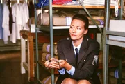 Eva Baal (Karen Böhne) findet zufällig im Wäschereilager die Kittler geklauten Schliesserschlüssel und hat den Plan, sie rot einzufärben, um herauszufinden, welche der Gefangenen die Schlüssel in Besitz hat. Eva Baal (Karen Böhne) findet zufällig im Wäschereilager die Kittler geklauten Schliesserschlüssel und hat den Plan, sie rot einzufärben, um herauszufinden, welche der Gefangenen die Schlüssel in Besitz hat.