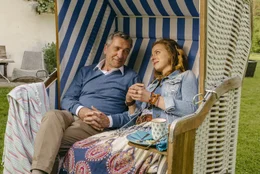 Fine (Amelie Plaas-Link) sucht Rat bei ihrem Vater Klaus (Rudolf Kowalski).