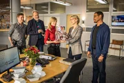 Resi Schwaiger (Mersiha Husagic, M.) hat Geburtstag. Die Kollegen Dominik Morgenstern (Joscha Kiefer, l.), Arthur Bauer (Gerd Silberbauer, 2.v.l.), Kriminaldirektorin Kreiner (Ilona Grübel, 2.v.r.) und Franz Ainfachnur (Christofer v. Beau, r.) gratulieren. Resi Schwaiger (Mersiha Husagic, M.) hat Geburtstag. Die Kollegen Dominik Morgenstern (Joscha Kiefer, l.), Arthur Bauer (Gerd Silberbauer, 2.v.l.), Kriminaldirektorin Kreiner (Ilona Grübel, 2.v.r.) und Franz Ainfachnur (Christofer v. Beau, r.) gratulieren.