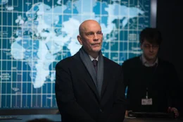 Geleitet werden die Ermittlungen von einem Mann namens Bob Hunter (John Malkovich), der eigene Ziele zu verfolgen scheint.