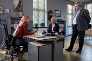 Die Kommissare Winter (Vanessa Eckart, l.) und Stadler (Dieter Fischer, r.) befragen Schulrätin Susanne Kempf (Sarah-Lavinia Schmidbauer, M.) zu ihrem überstürzten Verschwinden vom Tatort. Die Kommissare Winter (Vanessa Eckart, l.) und Stadler (Dieter Fischer, r.) befragen Schulrätin Susanne Kempf (Sarah-Lavinia Schmidbauer, M.) zu ihrem überstürzten Verschwinden vom Tatort.
