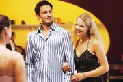 Die Partnersuche gestaltet sich f&uuml;r Inken (Diana Ampft, r.) gar nicht so einfach. Als sie auf Paul (Simon Verhoeven, l.) trifft, glaubt sie, endlich ihren Traummann gefunden zu haben. Ein Irrtum?