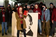 In Kapuzenpullis und Schals vermummt nehmen Vivien K&ouml;nig (Magdalena H&ouml;fner, M.) und ihre Mitsch&uuml;ler ein Video mit Kampfansage gegen das Goethe-Gymnasium auf.
