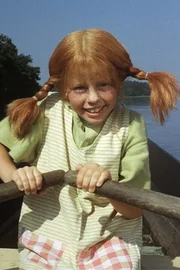 Pippi (Inger Nilsson) lenkt den Kahn auf die Insel zu.