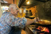 Der ehemalige K&uuml;nstler Andr&eacute; B&eacute;ton empf&auml;ngt heute Reisende in seinem fr&uuml;heren Atelier, um sie mit Rougail Saucisse zu verw&ouml;hnen.