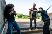 Hauptkommissar und Vertretungstrainer Matti Wagner (Pierre Besson, M.) versucht, eine Schlägerei zwischen zwei seiner Fußballschützlinge, Dennis Müller (Riccardo Campione, l.) und Valon Zani (Ilyes Raoul, r.), zu schlichten. Hauptkommissar und Vertretungstrainer Matti Wagner (Pierre Besson, M.) versucht, eine Schlägerei zwischen zwei seiner Fußballschützlinge, Dennis Müller (Riccardo Campione, l.) und Valon Zani (Ilyes Raoul, r.), zu schlichten.