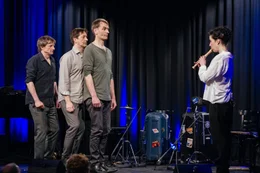 Schauspielerische Wucht in Kombination mit fulminanter Musikalit&auml;t und ungebremster Lust am Skurrilen, das sind die Komponenten, aus denen das neue Ensemble der Lach- und Schie&szlig;gesellschaft gestrickt ist.