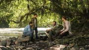 Die Dschungelreisenden Kevin (Alex Russell, l.), Yossi (Daniel Radcliffe, 2.v.l.), Karl (Thomas Kretschmann, 2.v.r.) und Marcus (Joel Jackson, r.) einen Abbruch ihrer Expedition.