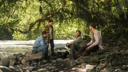 Die Dschungelreisenden Kevin (Alex Russell, l.), Yossi (Daniel Radcliffe, 2.v.l.), Karl (Thomas Kretschmann, 2.v.r.) und Marcus (Joel Jackson, r.) einen Abbruch ihrer Expedition.