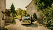 Eine Nachbarin hat entdeckt, dass die Jungs das Haus besetzt haben und die Polizei gerufen. Polizistin Franziska (Hanna Jasna Hess, l.) und Polizist Felix (Maximilian Schaible, r.) wollen, dass die Jungs das Haus verlassen. Eine Nachbarin hat entdeckt, dass die Jungs das Haus besetzt haben und die Polizei gerufen. Polizistin Franziska (Hanna Jasna Hess, l.) und Polizist Felix (Maximilian Schaible, r.) wollen, dass die Jungs das Haus verlassen.