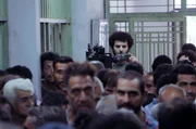 Saeed Roustaee am Set von „Teheran Connection“: Dem Dreh ging eine monatelange Recherchearbeit im Polizeiwesen und bei den Justizbehörden voraus. Saeed Roustaee am Set von „Teheran Connection“: Dem Dreh ging eine monatelange Recherchearbeit im Polizeiwesen und bei den Justizbehörden voraus.