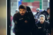 Mit seinen Kollegen bezieht der Polizist und Scharfsch&uuml;tze Pablo (&Aacute;lex Garc&iacute;a) in einem Geb&auml;ude Stellung.