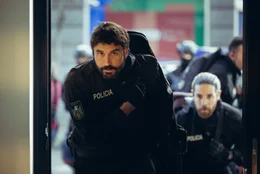 Mit seinen Kollegen bezieht der Polizist und Scharfsch&uuml;tze Pablo (&Aacute;lex Garc&iacute;a) in einem Geb&auml;ude Stellung.