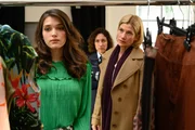 Martina Seiffert (Astrid M. Fünderich, r.) sucht Lifestyle-Vloggerin Suzi-Q. (Caroline Hartig, l.) in ihrem Studio auf, um sie zum Mord zu befragen. Martina Seiffert (Astrid M. Fünderich, r.) sucht Lifestyle-Vloggerin Suzi-Q. (Caroline Hartig, l.) in ihrem Studio auf, um sie zum Mord zu befragen.