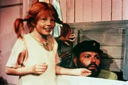 Tante Bruselius hat Efraim Langstrumpf in seiner Kiste doch noch entdeckt und macht nun die Bekanntschaft von Pippis leibhaftigem Vater.