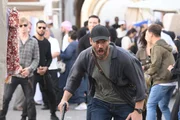 Gabriel (Clive Standen, M.) flieht vor Doug (Shawn Doyle) und seinen Leuten.