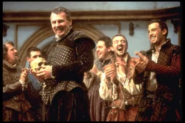 Hugh Fennyman (Tom Wilkinson, 3.v.l.), ein Londoner Gesch&auml;ftsmann, zieht es auf die "Bretter, die die Welt bedeuten". (Hier mit Philip Henslowe (Geoffrey Rush, l.)).