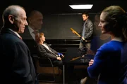 Jo Stoll (Peter Ketnath, 2.v.r.) verh&ouml;rt Abiturient Sven Engel (Justus Czaja, 2.v.l.) und m&ouml;chte, dass dieser ihm vorf&uuml;hrt, was in der Tatnacht passiert ist. Michael Kaiser (Karl Kranzkowski, l.) fragt Selma Kirsch (Yve Burbach, r.) ob sie wei&szlig;, was genau Stoll vor hat.