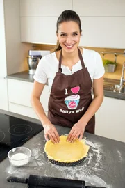 Mit mehr als einer Millionen Abonnenten und über 240 Millionen Video-Views ist sie Deutschlands größte Food-YouTuberin: Saliha Özcan - besser bekannt als Sally. Die Torten-Queen backt gemeinsam mit einem jungen Gast zwischen 8 und 18 Jahren eine ganz besondere Torte, um damit einem geliebten Menschen wie der Oma, den Eltern oder der besten Freundin eine Freude zu bereiten. Mit mehr als einer Millionen Abonnenten und über 240 Millionen Video-Views ist sie Deutschlands größte Food-YouTuberin: Saliha Özcan - besser bekannt als Sally. Die Torten-Queen backt gemeinsam mit einem jungen Gast zwischen 8 und 18 Jahren eine ganz besondere Torte, um damit einem geliebten Menschen wie der Oma, den Eltern oder der besten Freundin eine Freude zu bereiten.