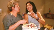 Aus Wut darüber, dass Mona ihr eine Geburtstagstorte geschickt hat, wirft Jule (Anke Rähm, re.) die Torte quer durch die Zelle und dummerweise Uschi (Barbara Freier) genau ins Gesicht. Doch die revanchiert sich... Aus Wut darüber, dass Mona ihr eine Geburtstagstorte geschickt hat, wirft Jule (Anke Rähm, re.) die Torte quer durch die Zelle und dummerweise Uschi (Barbara Freier) genau ins Gesicht. Doch die revanchiert sich...