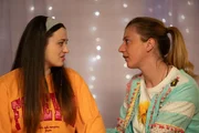 Sarah (Sophie Reiml, rechts) versucht, Maja (Godiva Adela, links) ihre Angst vor der Pr&uuml;fung zu nehmen.