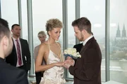 Micki (Joy Lee Juana Abiola-Müller) und Tobias (Patrick Müller) geben sich überglücklich das Ja-Wort. Micki (Joy Lee Juana Abiola-Müller) und Tobias (Patrick Müller) geben sich überglücklich das Ja-Wort.