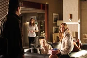 Kate (Stana Katic, 2.v.l.) ist alles andere als begeistert, dass Castles (Nathan Fillion, l.) Ex-Frau Meredith (Darby Stanchfield, r.) f&uuml;r ein paar Tage einziehen m&ouml;chte, um sich um die kranke Alexis (Molly C. Quinn, 2.v.r.) k&uuml;mmern zu k&ouml;nnen ...